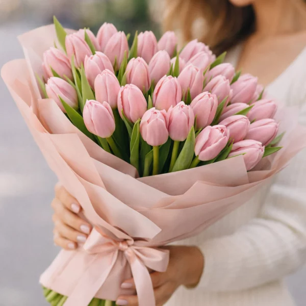 25 розовых тюльпанов с сердцем